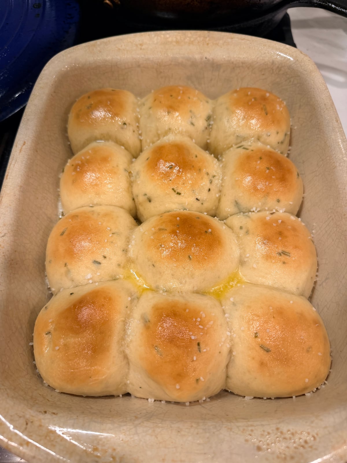 Herb dinner rolls